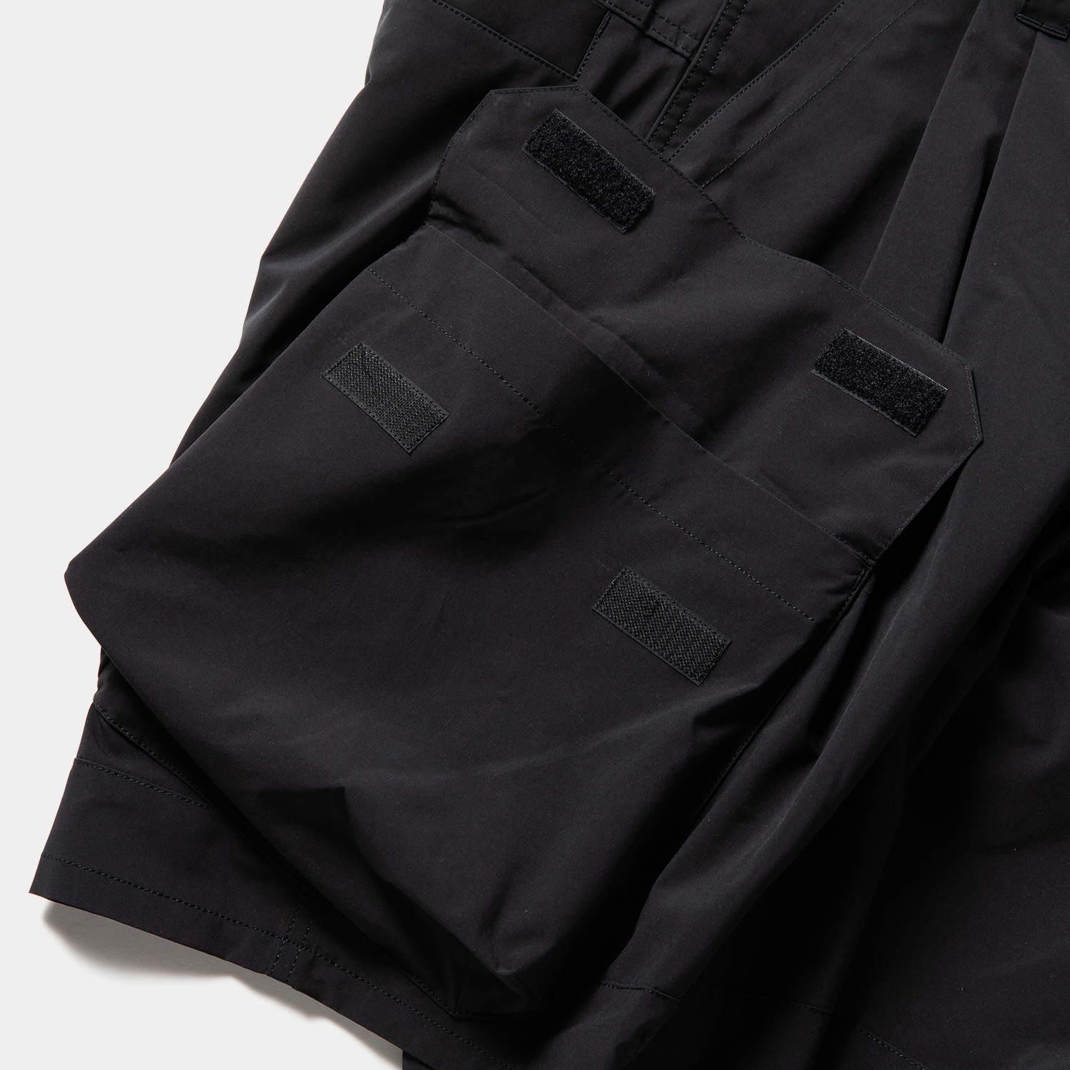 Luggage Cargo Shorts / Off Black
