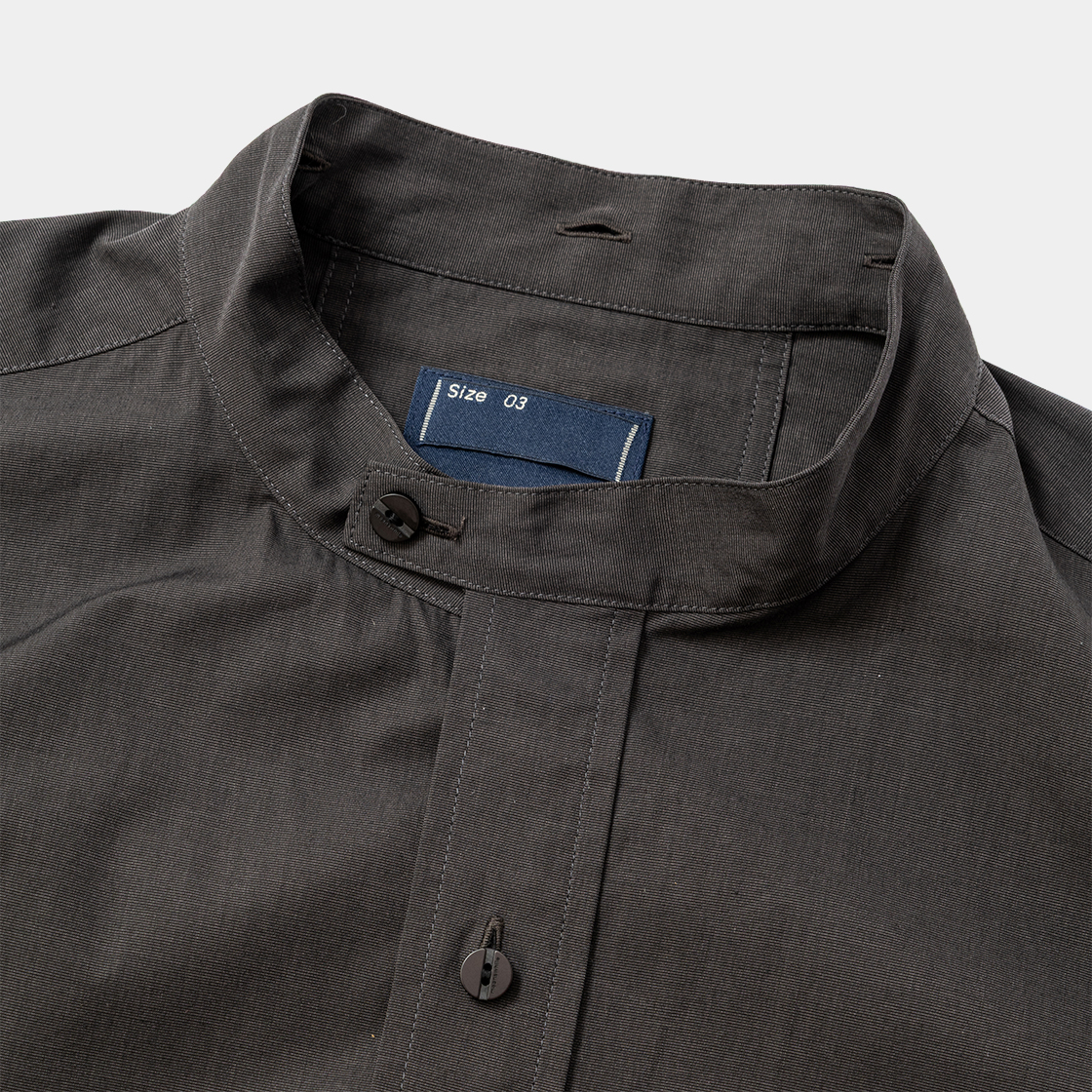 Trinity Chambray Convertible Collar SH /GRAPHITE