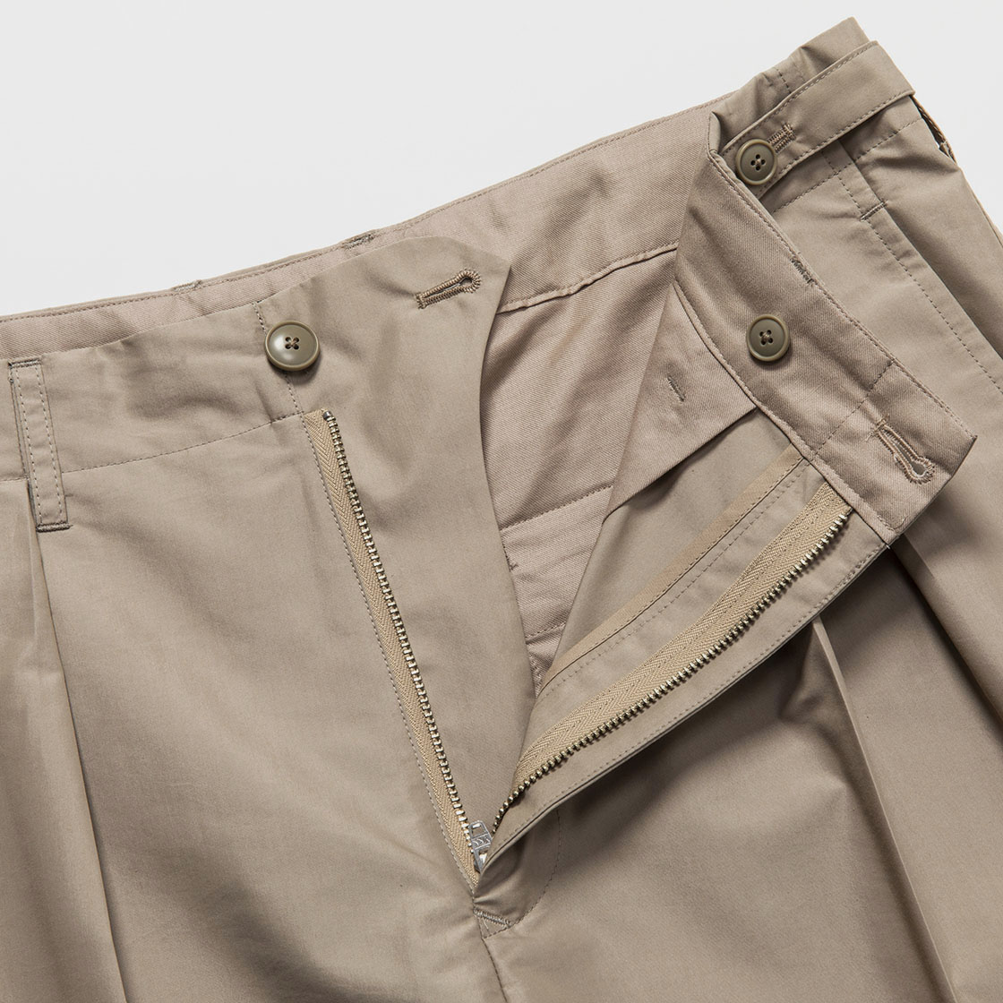 Two Tuck Wide Shorts / Taupe